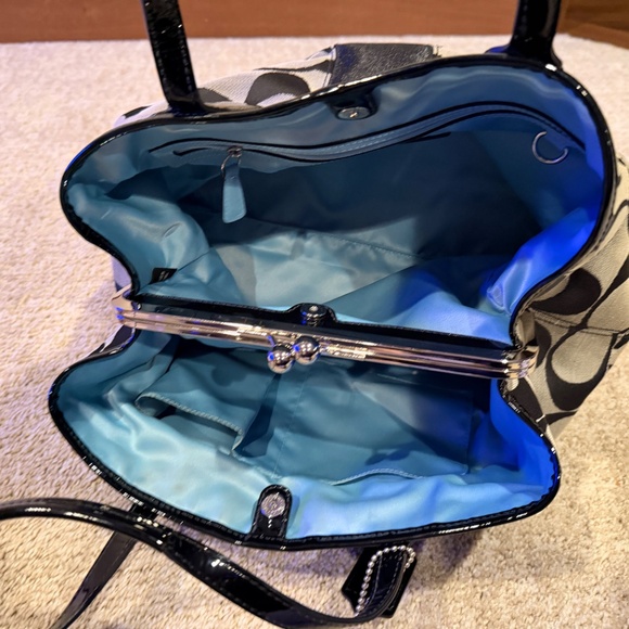 Big Coach purse to fit all your stuff - Picture 2 of 3